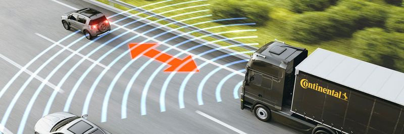 Der Fernbereichsradar realisiert Sicherheits- und Komfortfunktionen wie den Notbremsassistenten, die vorausschauende Kollisionswarnung und den intelligenten Tempomaten.