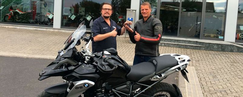 Projekt TBM = Triple Black Maderner. Mal schauen, was man so alles an eine serienmäßig vollausgestattete BMW R1 200 GS Triple Black noch so alles dranbauen kann. Schlüsselübergabe von Christian Ebert an Stephan Maderner in Höchberg.