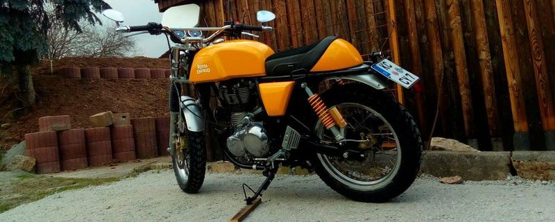Die gelbe Kunststoffbeschichtung macht das Motorrad zu einem echten Blickfang.