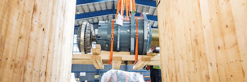 Transportkisten und Paletten aus Holz werden gerade bei größeren Teilen und ganzen Anlagen genutzt.
