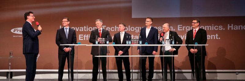 Die für den IFOY 2016 nominierten Unternehmen auf einer Bühne