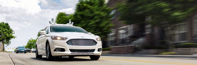 Ein autonom fahrender Ford Fusion Hybrid, Versuchsträger auf den Straßen von Dearborn. In diesem Jahr noch will das Unternehmen seine Flotte an autonomen Testträgern verdreifachen.