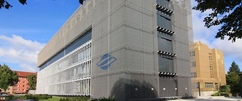 Das Deutsche Klimarechenzentrum in Hamburg von der Südseite aus gesehen - Der neue Rechner "Mistral" erforderte 2015 eine neue und andersartige USV-Analge.