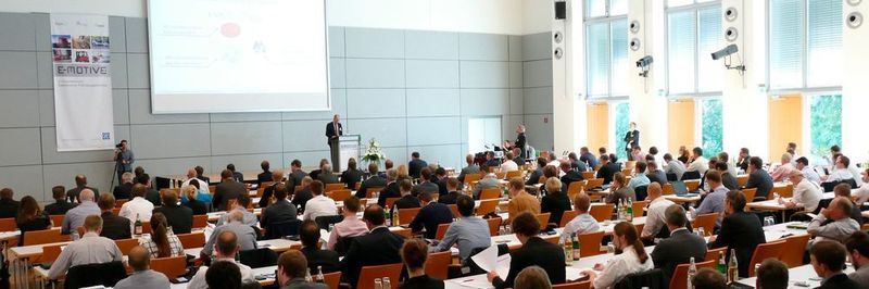 Führende Experten aus Industrie und Wissenschaft boten den Teilnehmern des E-Motive-Kongresses in 36 Vorträgen einen Überblick über zukunftsweisende Trends und Schlüsseltechnologien, über aktuelle Forschungsergebnisse und sie gaben Einblicke in die Praxiserfahrungen der Industrie mit elektromobilen Projekten.