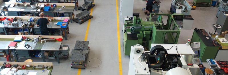 Modernisierung: Die Suhner Holding reorganisiert ihre Arbeitsabläufe und modernisiert die Fertigung im laufenden Betrieb (hier der Werkzeugbau für die Stanzdivision).
