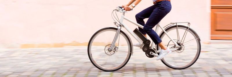 Mit dem Nachrüstsatz kann der Nutzer ein einfaches Fahrrad in ein E-Bike umwandeln.