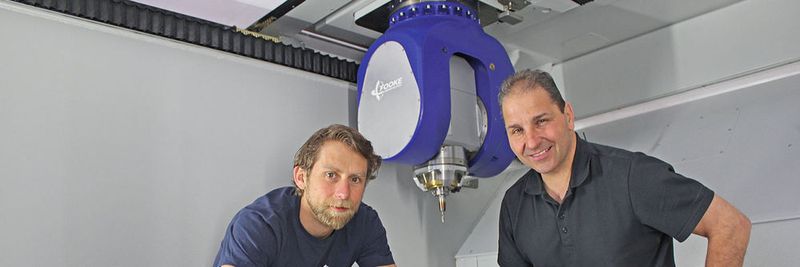 Michael Nagel (l.), Leiter Vorführzentrum /Anwendungstechnik bei der Fooke GmbH, und Walter Schmidt, «Work­NC»-Fachmann bei Vero, freuen sich über die guten Fräs­ergebnisse. Schliesslich zeigt das Flugzeugmodell die Leistungsfähigkeit der Fooke-Maschine, die durch die Programmierung mit WorkNC voll zur Geltung kommt.