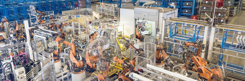Die Herstellung der X1-Front- und -Heckklappen umfasst insgesamt neun Werkzeugsätze und 46 Arbeitsfolgen.