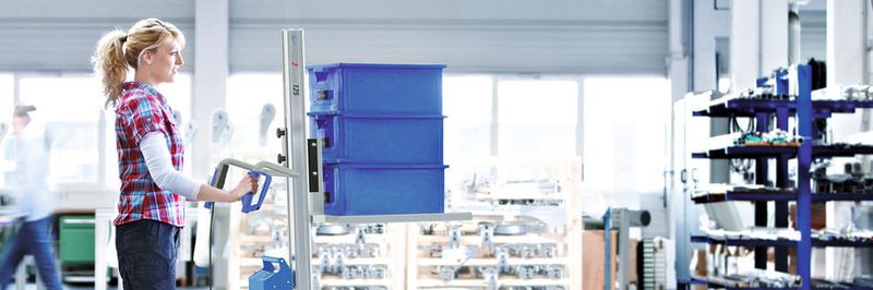 Eine von vielen Möglichkeiten: der „lift2move“ als handgeführtes Transportmittel für Stapelboxen.