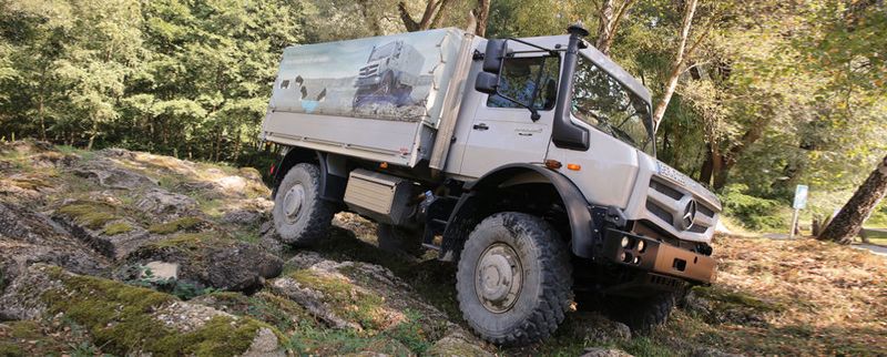 Sein Revier beginnt, wo die Straßen zu Ende sind: Seit nunmehr 70 Jahren kraxelt der Unimog fast unaufhaltsam durch alle möglichen Gelände.