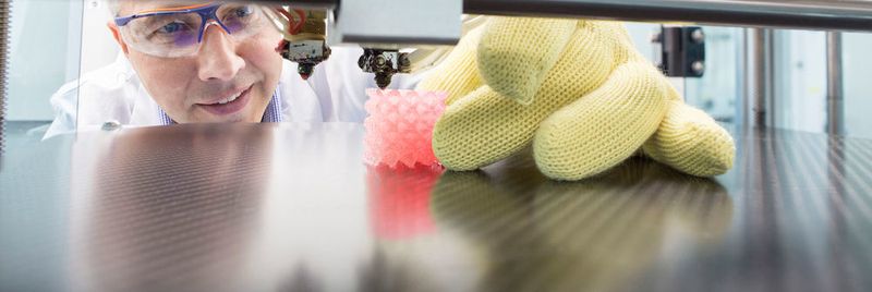 Covestro-Experte Roland Wagner beobachtet die Entstehung eines kleinen Bauteils im neuen 3D-Drucklabor des Unternehmens am Stammsitz Leverkusen.
