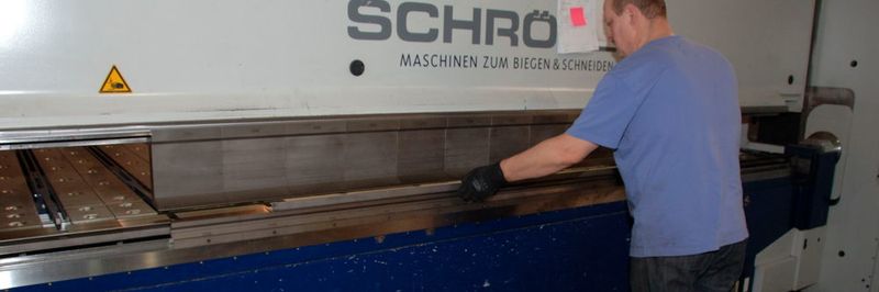 Eine Besonderheit bei Schwenkbiegemaschinen der Schröder Group: Bedienung von vorne – für schmale Profile sehr gut.