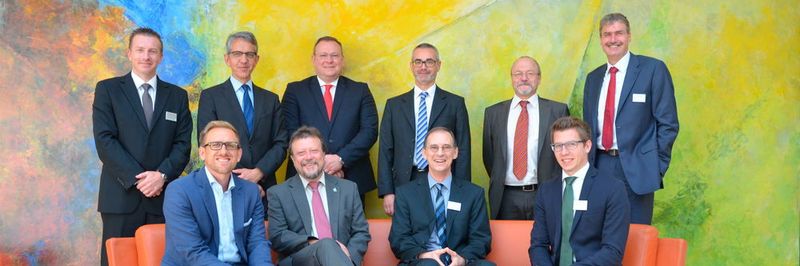 Der Expertenbeirat und die Veranstalter der MT-Connect: Veranstaltungsleiter Alexander Stein, Dr. Michael Meyer von Siemens Healthineers, Marc D. Michel von Peter Brehm, Hans-Peter Bursig vom ZVEI, Claus Rättich, Mitglied der Geschäftsleitung der Nürnberg Messe, Peter Ottmann, Geschäftsführer der NürnbergMesse (hinten) sowie Jörg Trinkwalter vom Medical Valley, Dr. Thomas Feigl vom Forum Medtech Pharma, Richard Krowoza, Mitglied der Geschäftsleitung der NürnbergMesse, und Projektmanager Sven Lübbers (vorne v. li.). Es fehlt: Matthias Lorenz vom IVAM.