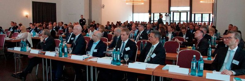 Über 170 Teilnehmer kamen am 20. September 2016 zur Vertriebskonferenz von Med-Inform nach Wiesbaden. Sie gingen mit der Erkenntnis nach Hause, dass sich die Geschäftsbeziehungen zwischen Medtech-Unternehmen und medizinischen Einrichtungen unweigerlich weg von Produktkonditionen hin zu Erlösoptimierung durch Prozessverbesserungen bewegen.
