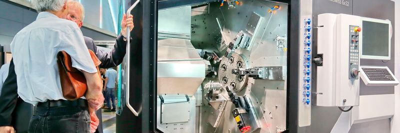 Premiere an der AMB 2016: Tornos präsentiert die Multiswiss 6x32, die grosse Schwester der Multiswiss 6x16. Die Neuentwicklung mit sechs Spindeln und bis zu 5 Werkzeugen in der Gegenbearbeitung kann Werkstücke mit bis zu 32 mm Durchmesser und 65 mm Länge bearbeiten.