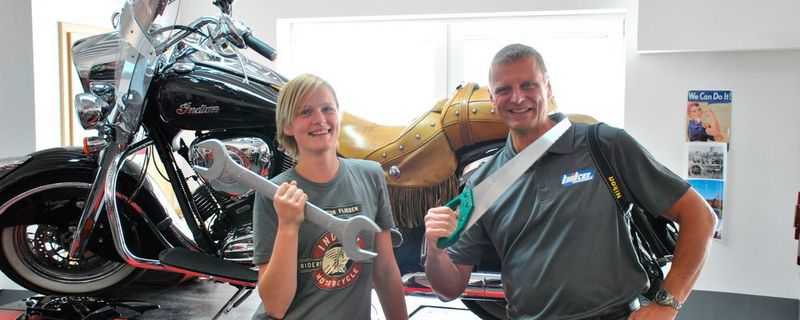 Symbolträchtige Werbung pro Zweiradhandwerk: Anna Wieden und Stephan Maderner.