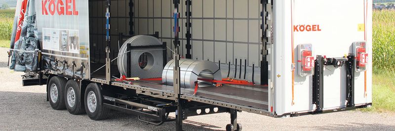 Der Kögel Cargo Coil Rail ist ein multimodal einsetzbarer Auflieger für den Transport von Coils und Spaltbändern. Er bietet durch den höhenverstellbaren „FlexiUse“-Aufbau mehr Platz.