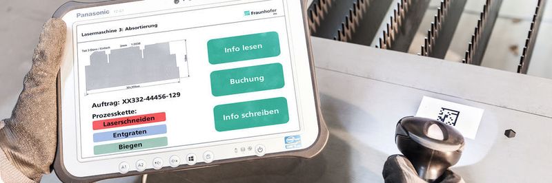 Um die Potenziale von Industrie 4.0 für die Blechfertigung zu ermitteln, haben die IPA-Wissenschaftler die Arbeitsschritte mit und ohne digitale Werkzeuge nachgestellt, hier die scannende Buchung der Teile.