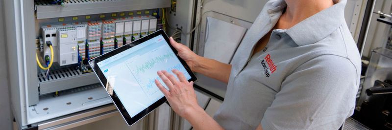 Bei Bosch in Homburg ist das PPMP bereits im Einsatz: Bosch-Ingenieurin Anne Düll misst mit vernetzten Sensoren die Qualität von Öl in einem Prüfstand für Hydraulikventile.