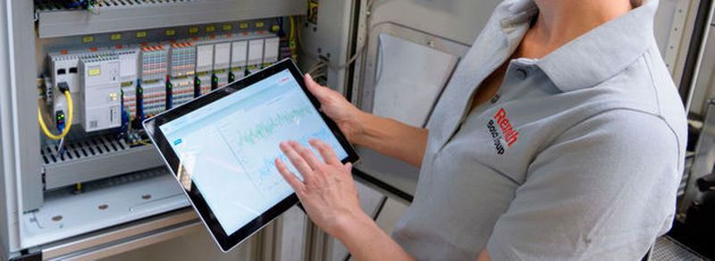 Bei Bosch in Homburg ist das PPMP bereits im Einsatz: Bosch-Ingenieurin Anne Düll misst mit vernetzten Sensoren die Qualität von Öl in einem Prüfstand für Hydraulikventile.
