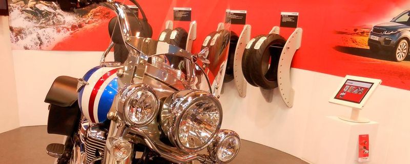 Auf der Intermot kann man am Stand von Avon alle Reifenmodelle sehen und anfassen.