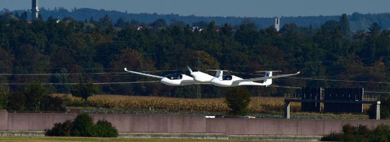 Start zum Erstflug: Gegen 11:10, am 29. September 2016, hob das Brennstoffzellenflugzeug HY4 am Stuttgarter Flughafen ab. Es ist das erste von Brennstoffzelle angetriebene Hybridflugzeug, dass einen Personenflug absolvierte.