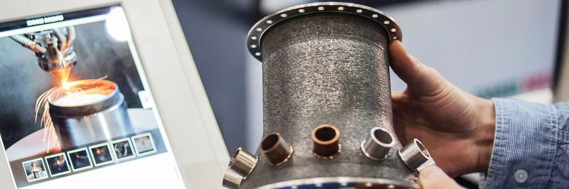 Per Laser gesintertes Hochleistungsbauteil aus einer herkömmlich nur schwer zu bearbeitenden Metalllegierung, fix und fertig mit Anschlusskomponenten und Lochkränzen zur Montage.