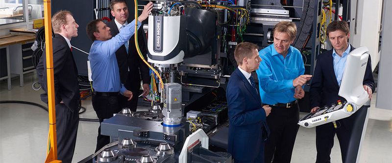 Innovation bei SChaeffler: "Werkzeugmaschine 4.0" heißt das Projekt, das vom Sensor bis in die Cloud bestehende Technik mit neuen digitalisierten Komponenten vernetzt und einen konkreten Schritt in Richtung digitalisierte Produktion darstellt. Jetzt kommt die Kooperation mit IBM hinzu.