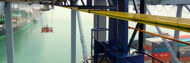 „ProfiDAT“-Datenübertragung von Conductix-Wampfler wird als Profil parallel zu den bestehenden Schleifleitungen ans STS-Containerkranen ergänzt oder auch als integrierte Lösung mit dem PE (protective earth) installiert.