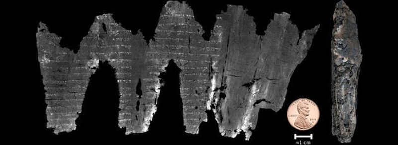 Die gefundene Schriftrolle (rechts) und die "virtuell entrollte" Version mit sichtbarer Schrift (links): Forschern ist es gelungen, mit Hilfe moderner 3-D-Scans und Bildverarbeitung ein verkohltes, über 1600 Jahre altes Pergament wieder zu rekonstruieren.