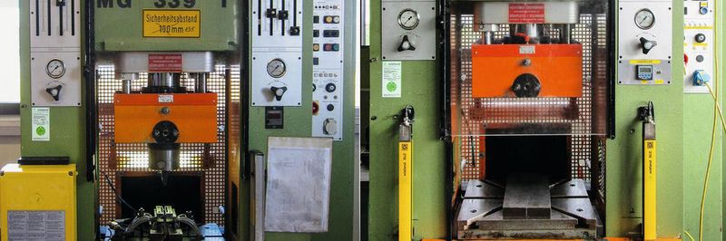 Auf der linken Seite die Presse vor und auf der rechten Seite nach dem Retrofit.