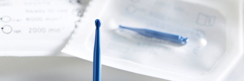 Rosenbohrer mit scharfkantigen Stegen am Kopf statt Fräsverzahnung: Richtig verarbeitet lassen sich mit dem Hochleistungskunststoff PEEK erweiterte Funktionen gegenüber Dentalinstrumenten aus Metall erzielen.