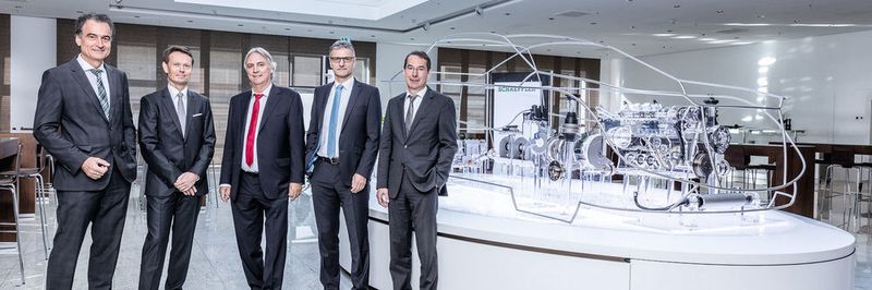 Strategische Partnerschaft (v.l.): Gerhard Baum (Chief Digital Officer, Schaeffler), Ivo Körner (Geschäftsführer Vertrieb, IBM), Peter Gutzmer (Vorstand Technologie, Schaeffler), Jürgen Henn (Executive Partner, IBM) und Harald Gießer (Chief Information Officer, Schaeffler).