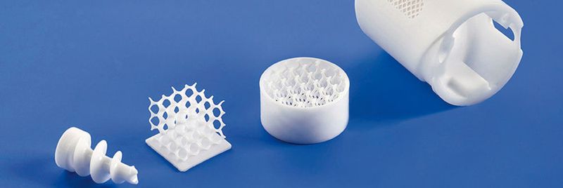 Durch das LCM-Verfahren entstehen Keramikbauteile mit glatten und glänzenden Oberflächen, die säure- und hitzebeständig, lebensmittelecht und biokompatibel sind.