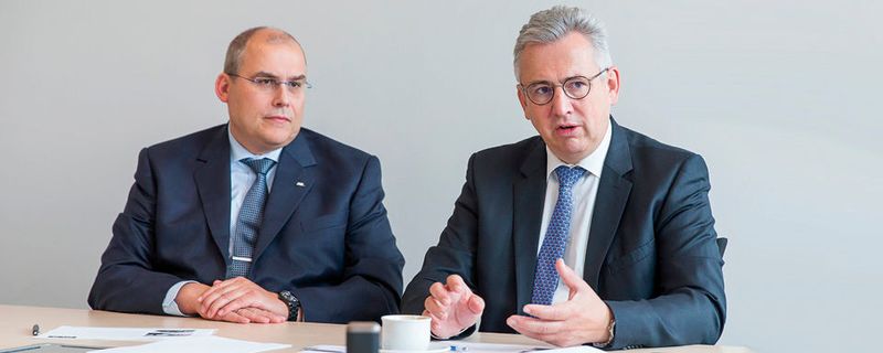 Prof. Uwe Dieter Grebe (l.), Geschäftsführer Entwicklung Antriebssysteme, und Kai Uwe Voigt, Geschäftsführer Motorenmesstechnik und Testsysteme, (beide AVL) sprechen mit »Automobil Industrie« über allgemeine Trends und aktuelle Produkte.