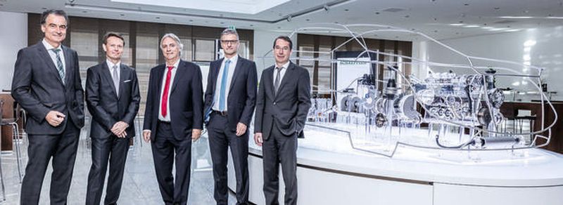 Strategische Partnerschaft (v.l.): Gerhard Baum (Chief Digital Officer, Schaeffler), Ivo Körner (Geschäftsführer Vertrieb, IBM), Peter Gutzmer (Vorstand Technologie, Schaeffler), Jürgen Henn (Executive Partner, IBM) und Harald Gießer (Chief Information Officer, Schaeffler).