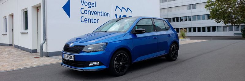 Skoda wertet den Fabia 1,4 TDI mit der Ausstattungsvariante „Monte Carlo“ auf. Mit schwarz lackierten Leichtmetallrädern, Kühlergrill und Außenspiegeln erscheint unser Testwagen sportlich und dynamisch. Ob der Schein auch dem Sein entspricht, haben wir ausführlich gestestet.