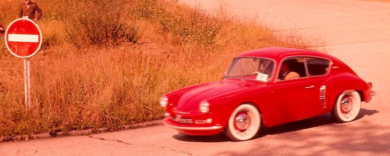 Im Automobildesign der letzten 100 Jahre gibt es zahlreiche Brüche. Viele fanden ihren Ausgangspunkt auf dem Pariser Autosalon. Im Bild der Alpine A106 mit Kunststoffkarosserie.