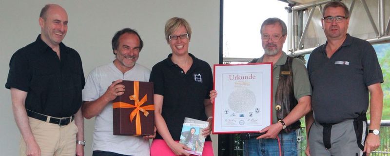 Preisverleihung im vorletzten Jahr (von links nach rechts): Georg Krist (Beigeordneter der Stadt Neustadt), Hans Kaiser (MID), Katja Krajewski (Kulturland Kreis Höxter), Rolf „Hilton“ Frieling (MID), Willi Donath (Hessen Mobil).