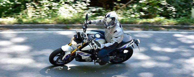 Ausnahmslos erfreulich gab sich das Fahrwerk der knapp 160 Kilogramm wiegenden G 310 R: Egal ob es um das Ansprechverhalten der Federung, die Dämpfung, die Fahrstabilität oder die Agilität geht – eine Entwicklung mit Hand und Fuß.