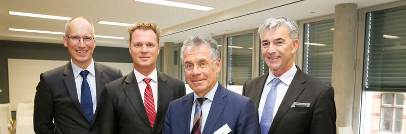 Hier zu sehen v.l.n.r: Ulrich Krauss, neu im Vorstand von Spectaris, André Schulte, stellvertretender Vorsitzender, Mathis Kuchejda, Schatzmeister des Verbands sowie der im Amt bestätigte Vorsitzende Josef May.