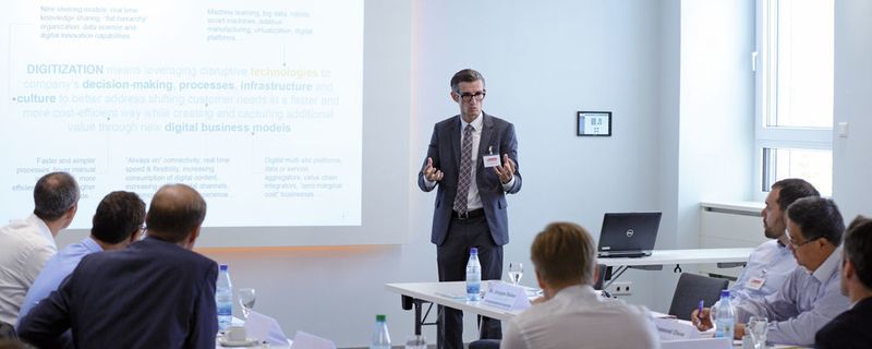 Dr. Juergen Reiner von Oliver Wyman führte mit einem Impulsvortrag in die Diskussion ein.