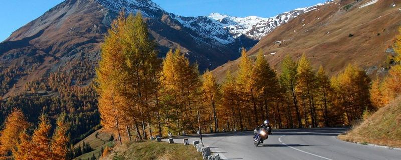 Der Kontrast aus goldgelben Blättern oder bernsteinfarbenen Lärchennadeln, dem oft stahlblauen Himmel und den frischen Schneefeldern der Gipfelregion ist faszinierend, wie hier am Großglockner am Kasereck.