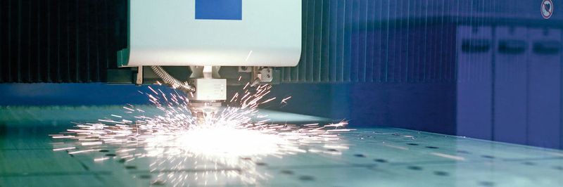 Die «TruLaser 5030 fiber» in Anwendung.