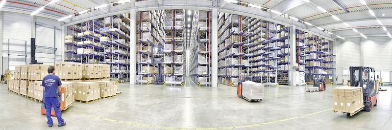 Das Hochregallager bietet Platz für 12 500 Paletten. Es besteht aus Palettenregalen vom Typ PRO, die Bito mit umfangreichem Sicherheits- und Funktionszubehör ausgerüstet hat.