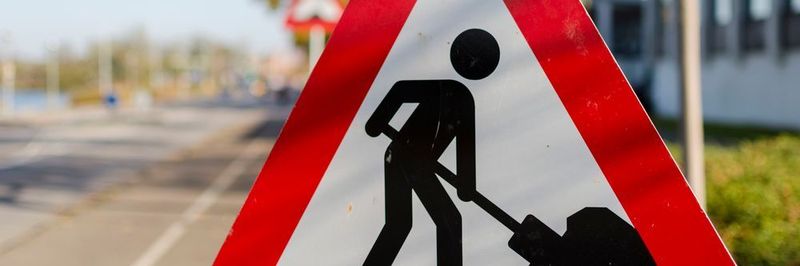 Den Bauprozess können vernetzte Straßenbaumaschinen mit intelligenter Steuerung optimieren.