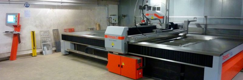 Mit der im Juli 2011 in Betrieb genommenen 2D-Anlage wurde einige tausend Stunden lang produziert bis Wohlfahrt Ende 2015 mit dem Wunsch an Resato herantrat, gerne Maxiformat-Platten (2 x 4 m) bearbeiten zu können.