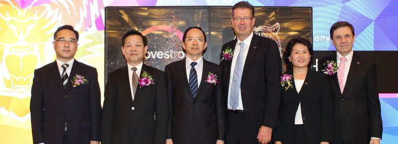 Bei der feierlichen Einweihung der neuen Polycarbonat-Anlage in Shanghai: (v.l.n.r.)) Yao Weihua, Xu Jianmin und Ma Jing von den örtlichen Behörden sowie Covestro-Produktionsvorstand Klaus Schäfer, Michelle Jou, Leiterin des Segments Polycarbonates und Roland Stegmüller, Leiter des Covestro-Standortes Caojing nahe Shanghai.