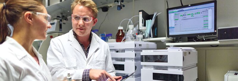 Abb. 3: Neuere Generationen von Laborgeräten haben reichhaltige Schnittstellen und Apps, werden aber oft zusammen mit älteren Geräten verwendet, die veraltete oder gar keine Interfaces haben.