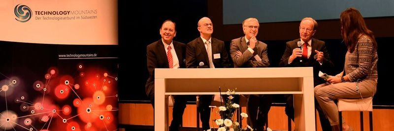 Die Eröffnungsrunde des Forums: Am Tisch sitzen (v.l.n.r.): Dieter Teufel, Präsident der IHK Schwarzwald-Baar-Heuberg, Prof. Dr. Holger Reinecke, Geschäftsführer der Schölly Fiberoptic GmbH, Prof. Dr. Ulrich Mescheder, Prorektor der Hochschule Furtwangen, Dr. Harald Stallforth, einst Vorstand der Aesculap AG und jetzt Vorstandsvorsitzender des Vereins Technology Mountains und die Moderatorin Yvonne Glienke, Vorstand von Medical Mountains. Sie alle bewegt die Frage, wie sich Ideen in marktfähige Produkte umsetzen lassen.